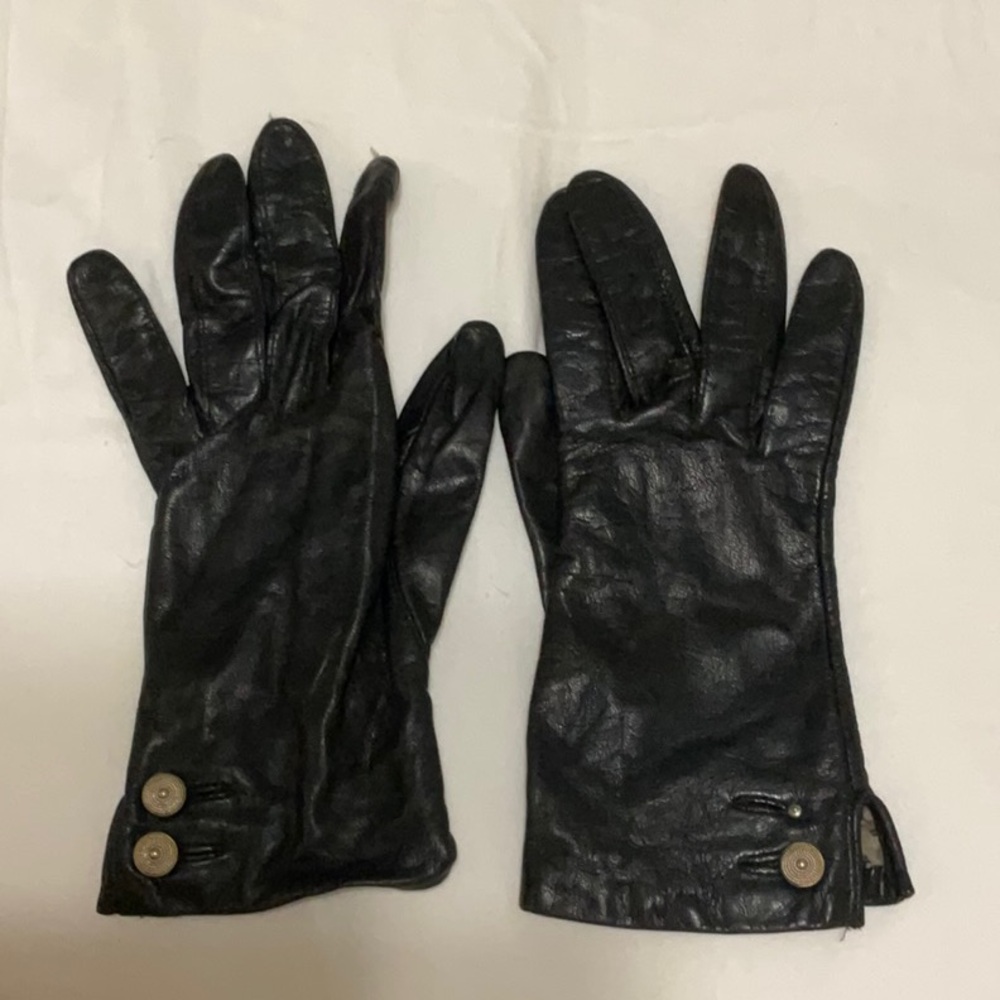 Vintage aris gloves size 7 missing one button as pic shows